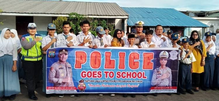 Police Goes to School, Polres Belawan Bagikan Helm kepada Murid dan Guru