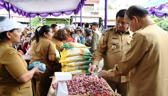 Bantu Masyarakat dan Kendalikan Inflasi, Pemkab Samosir Gelar Pasar Murah