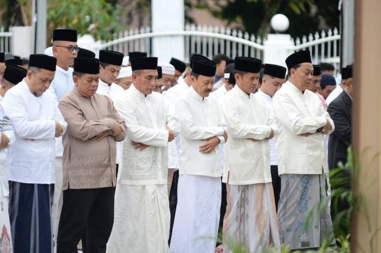 Pj Gubernur Sumut Salat Idulfitri Bersama Ribuan Masyarakat di Halaman Rumah Dinas