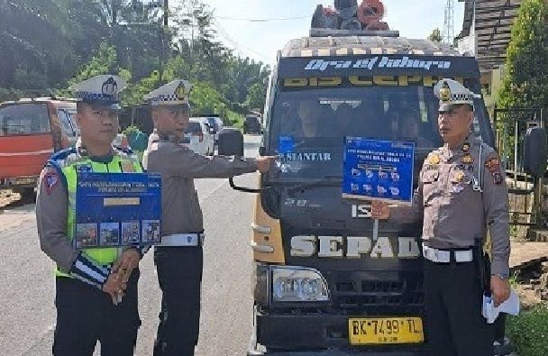 Polres Simalungun Bagi Brosur Imbauan untuk Tekan Angka Lakalantas