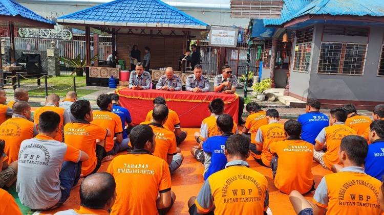 Pegawai Rutan Tarutung Gelar Halal Bihalal Bersama Warga Binaan