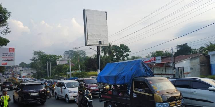 H+2 Lebaran, Volume Kendaraan di Jalan Medan Pematangsiantar Padat Menuju Pintu Tol Sinaksak Simalungun