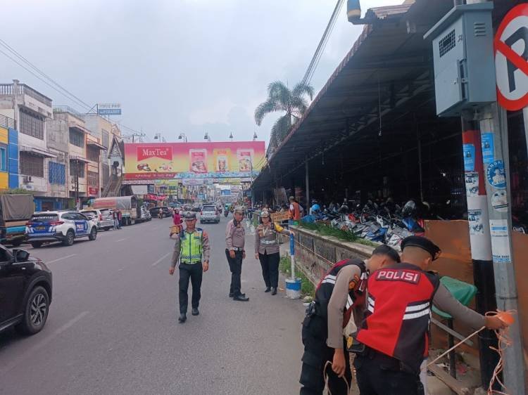 Kerap Dipakai Parkir, Sat Lantas Polres Pematangsiantar Pasang Tolo-tolo di Bahu Jalan Sutomo