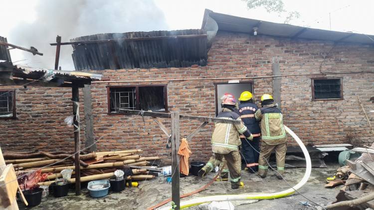 8 Rumah Permanen di Asrama Kodam I/BB Medan Perjuangan Terbakar