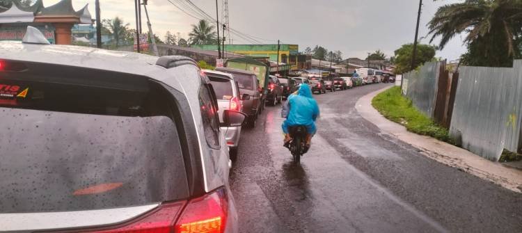 Jalur Medan Berastagi Macet, Antrean Kendaraan Mengular di Bandar Baru Sibolangit