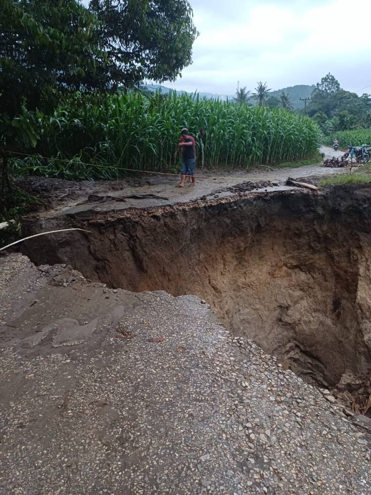 Jalan Penghubung Dua Dusun Putus Total di Desa Sarintonu Dairi