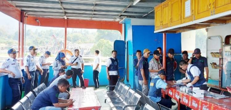 BNN Pematangsiantar Tes Urine 52 ABK dan Crew KMP Tao Toba