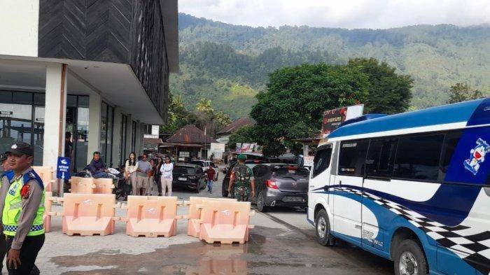 Kendaraan Antre Panjang di Pelabuhan Ferry Samosir