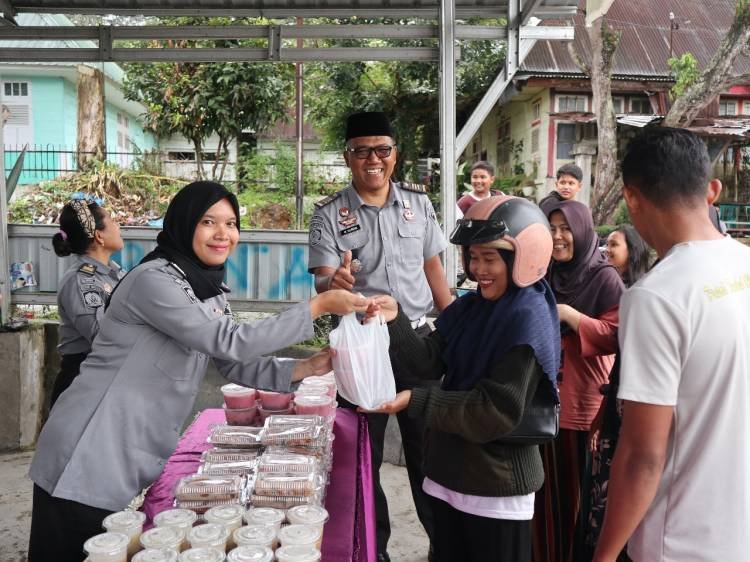 Rutan Tarutung Bagikan Takjil Gratis Kepada Masyarakat Sekitar