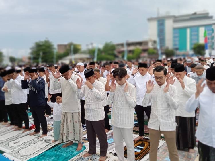 Wali Kota Medan Bobby Nasution dan Wakil Aulia Rachman Sholat Idul Fitri di Lapangan Sejati Pratama