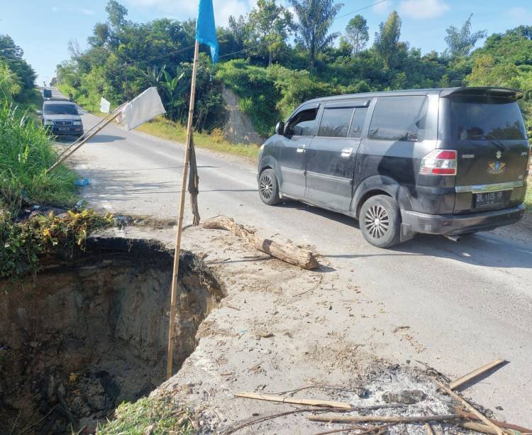 Jalan Nasional Amblas di Desa Bangun 1 Dairi, Lobang Besar “Ancam” Pengendara