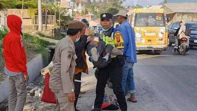 Petugas Ops Ketupat Polres Tanah Karo Berikan Pertolongan Pertama Laka Lantas