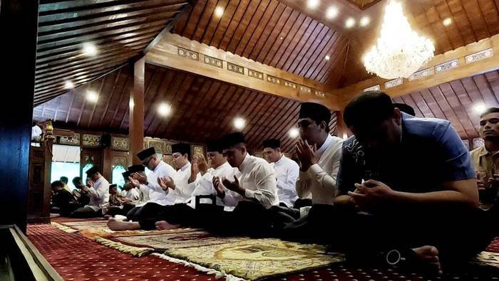 Presiden Terpilih, Prabowo Salat di Hambalang