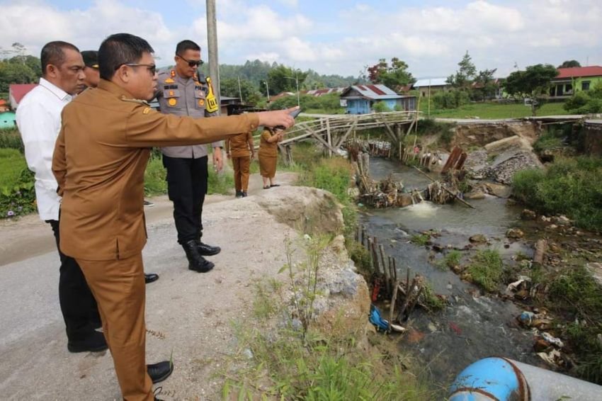 Pj Bupati Taput Tinjau Tanggul Aek Haidupan yang Amblas Sejak 2023