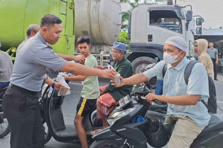 Ramadan 1445 H dan Sambut HBP ke-60, Rutan Labuhan Deli Bagi-bagi Takjil