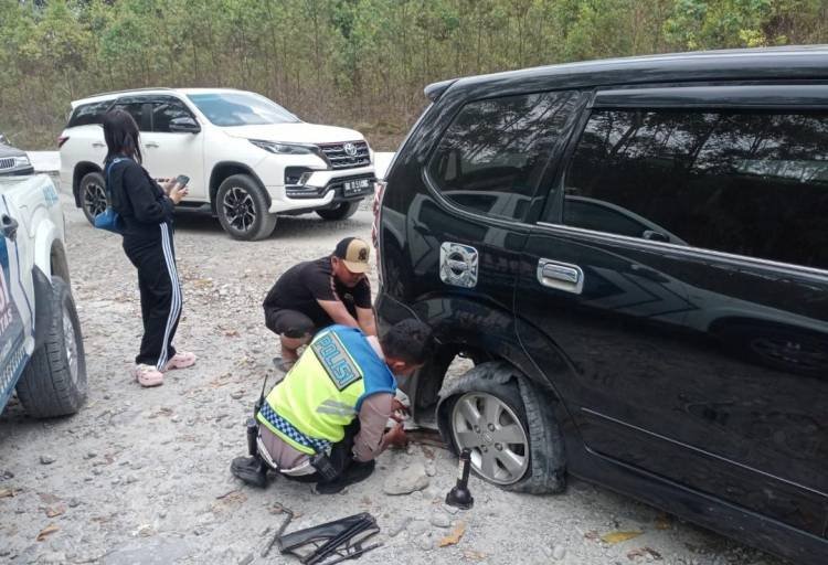 Satlantas Polres Simalungun Bantu Mobil Rusak, Arus Balik di Jalinsum Parapat Padat