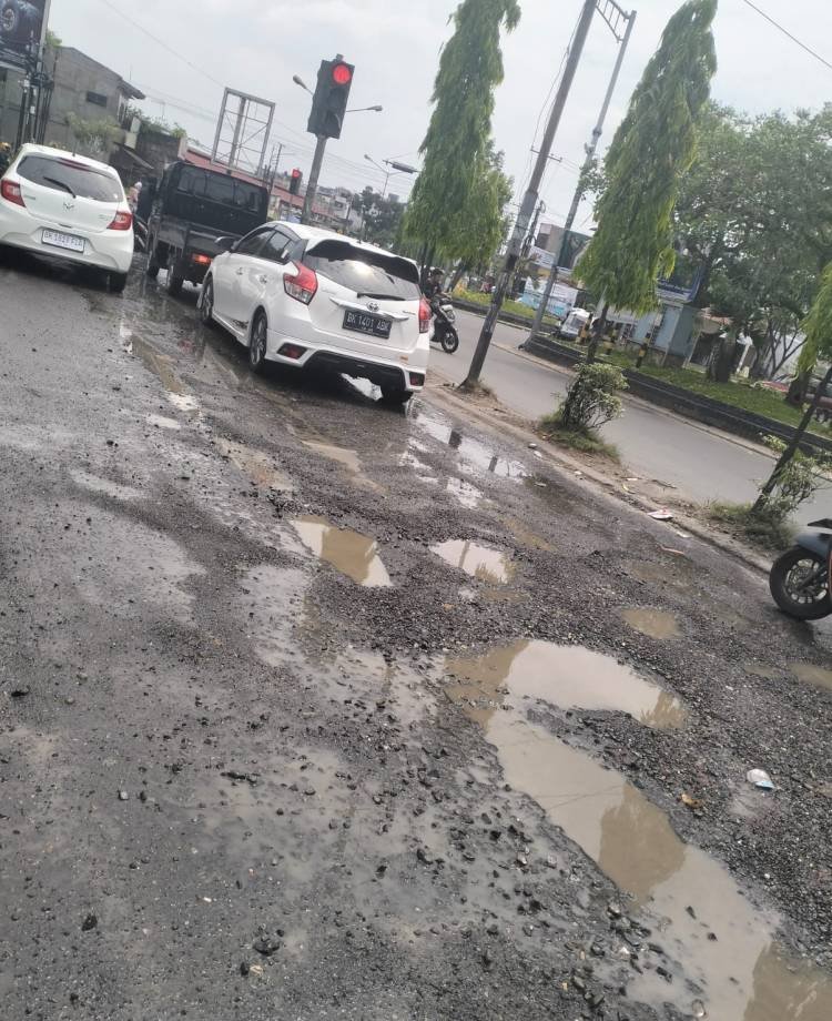 Jalan Setia Budi Simpang Pemda Medan Rusak