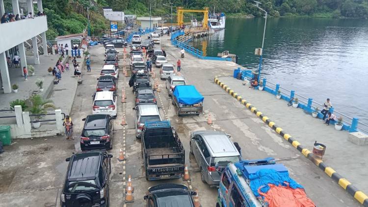 Lebaran Pertama, Antrean Kendaraan di Pelabuhan Ferry Tigaras-Simanindo Padat