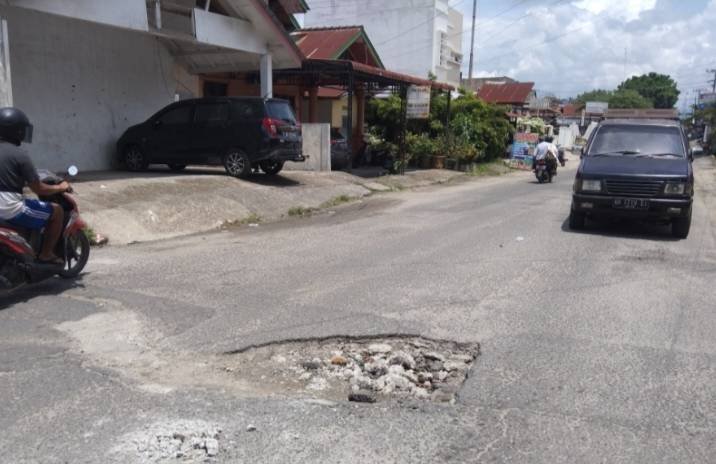 Terancam Putus, Warga Harap Jalan Dewi Sartika Segera Diperbaiki