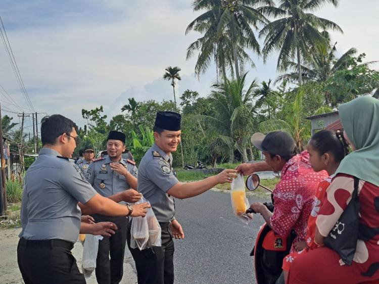 Lapas Kelas IIA Labuhan Ruku Berbagi Takjil kepada Masyarakat