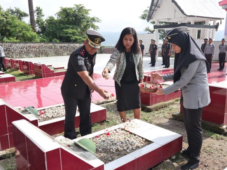 Pejabat dan Pegawai Rutan Tarutung Ziarah dan Tabur Bunga di TMP