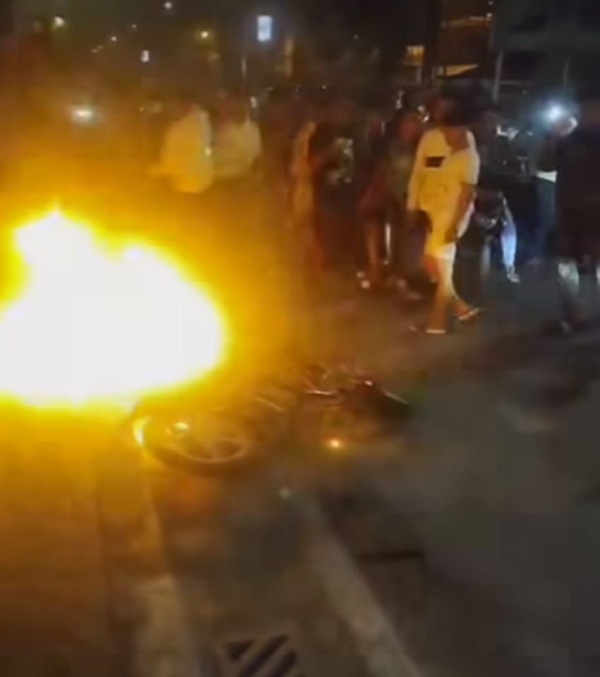 Warga Medan Bakar Sepedamotor Diduga Milik Anggota Geng Motor Bersajam