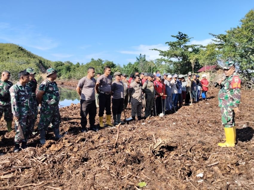 Polisi dan Ormas PBB Ikut Gotong Royong di Lokasi TMMD 120 Kodim 0211/TT
