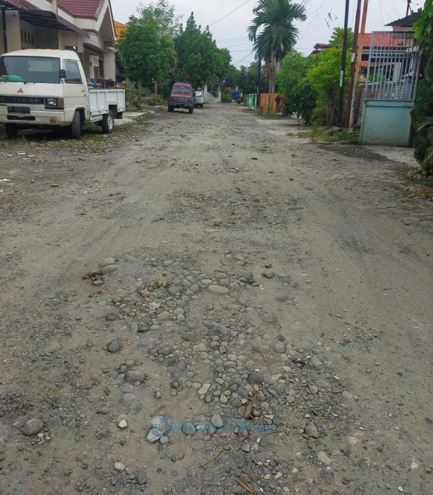 Rusak Parah, Warga Minta Pemko Medan Perbaiki Jalan Purwosari Gang Baru