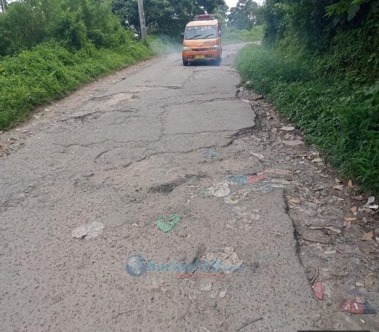 Jalan Provinsi Menuju Danau Toba Tigaras Hancur Lebur