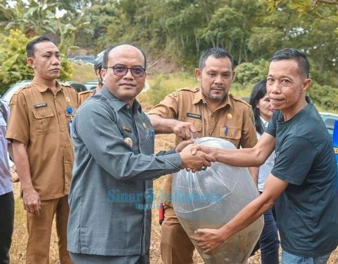 Letnan Dalimunthe Tabur 13.500 Bibit Ikan Bantuan Pemprov Sumut