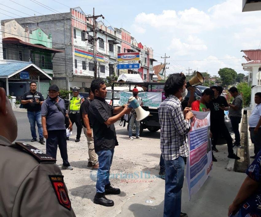 LSM Seruan Aksi Demo Kejari Simalungun Minta Petugas BNN Diusut dalam Kasus Pungli