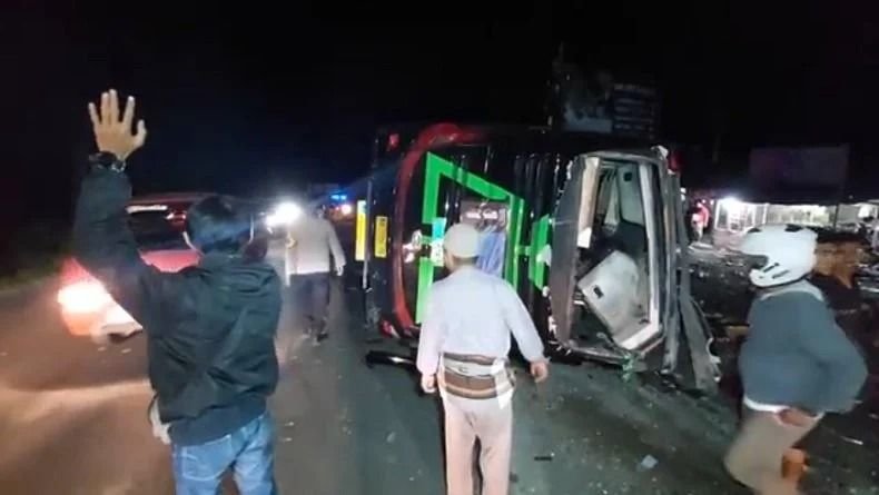 Bus Bawa Rombongan Pelajar Terguling di Jalan Raya Ciater-Subang, Banyak Korban Bergeletakan