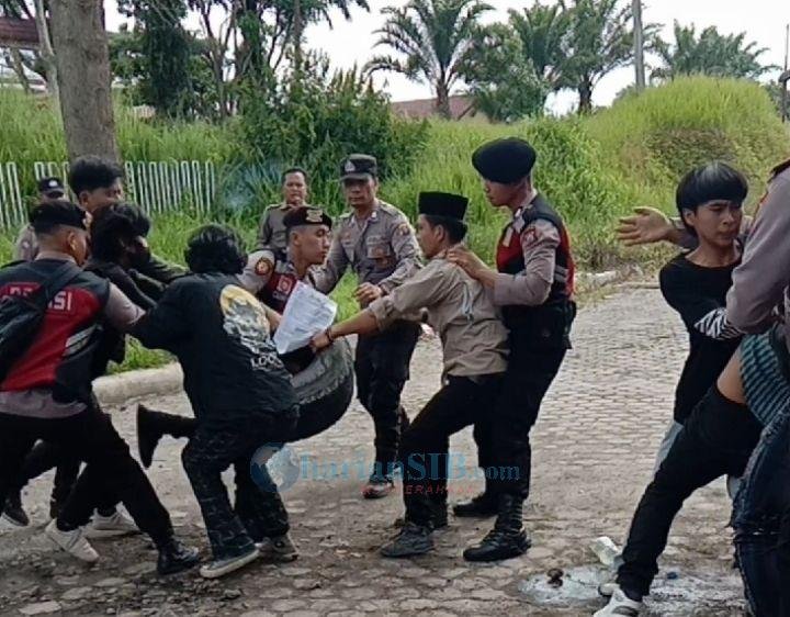 Unjuk Rasa di KPU Simalungun Nyaris Bentrok