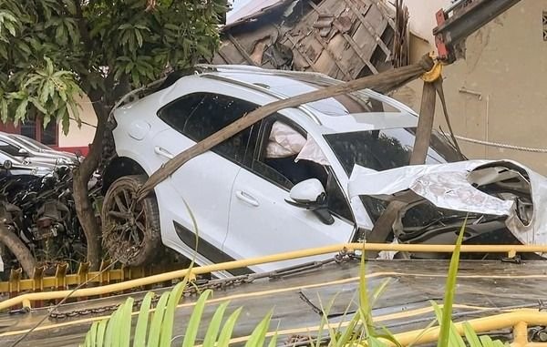 Mobil Jenis Porsche Nyangkut di Pagar Polrestabes Medan