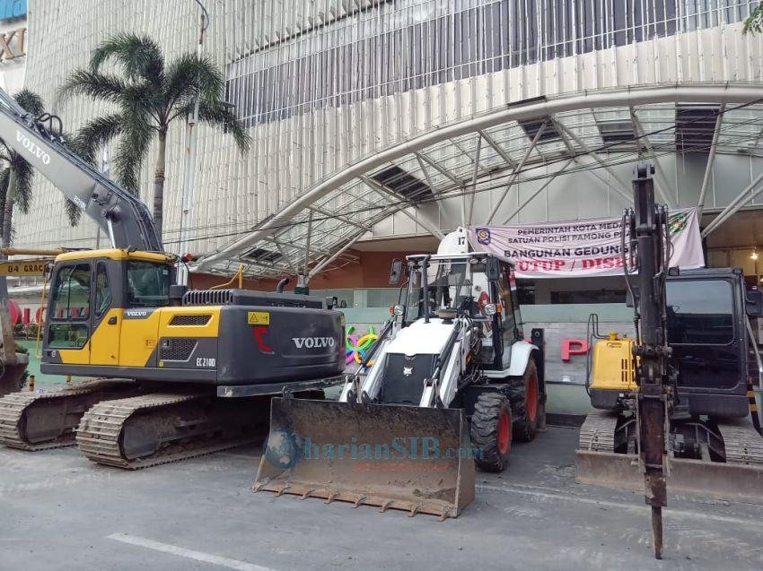 Diduga Persiapan Pembongkaran, 3 Unit Alat Berat Siaga di Depan Centre Point