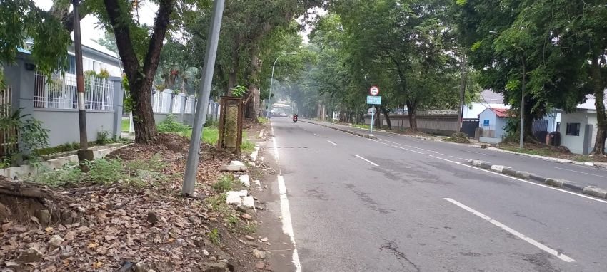 Trotoar di Jalan Diponegoro Medan Masih Berantakan