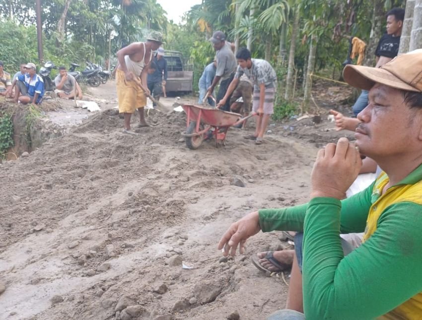 Diperbaiki Secara Gotong-Royong, Jalan di Desa Sarintonu Kembali Amblas Akibat Curah Hujan Tinggi