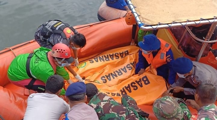 Kapal Pariwisata Tujuan Pulau Kalimantung Tenggelam, 3 Wisatawan Meninggal Dunia