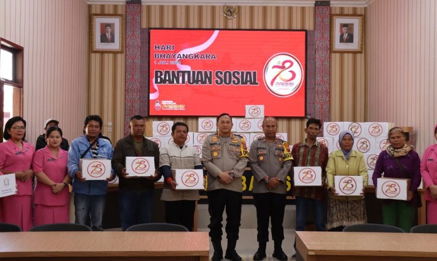 Sambut HUT ke-78 Bhayangkara, Polres Humbahas Berikan Bansos