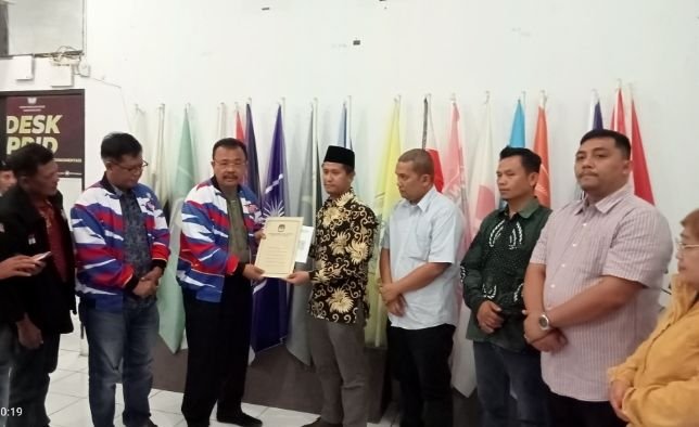 KPUD Kabupaten Dairi Tetapkan Bapaslon Rimso Maruli Sinaga dan Barita Sihite Lolos Verifikasi Administrasi