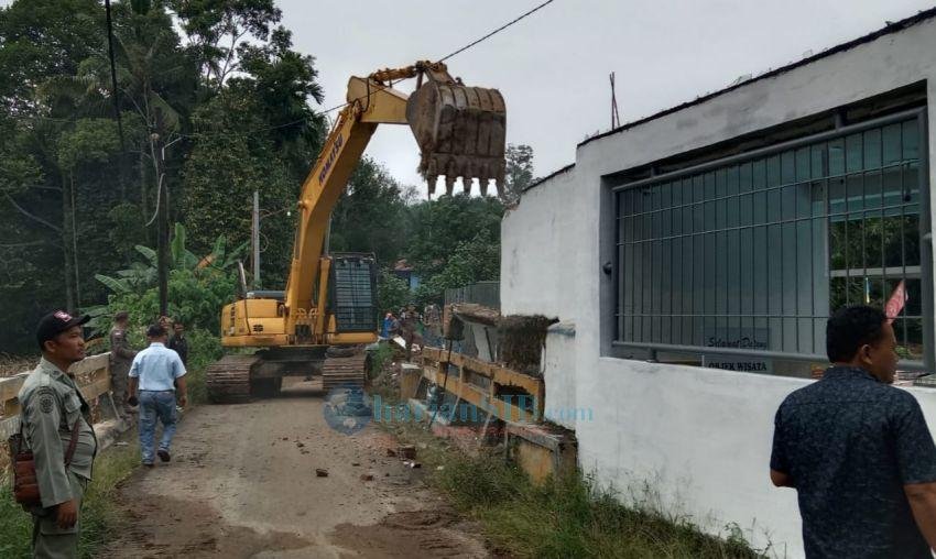 Satpol PP Simalungun Robohkan Bangunan Kolam Renang Terere