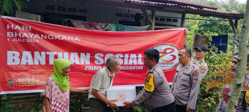 Polsek Siantar Martoba Salurkan Bansos Kapolres Pematangsiantar ke Masyarakat