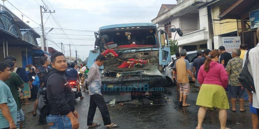 Diduga Rem Blong, Truk Bermuatan Minyak Kelapa Sawit Tabrakan Beruntun di Pematangsiantar