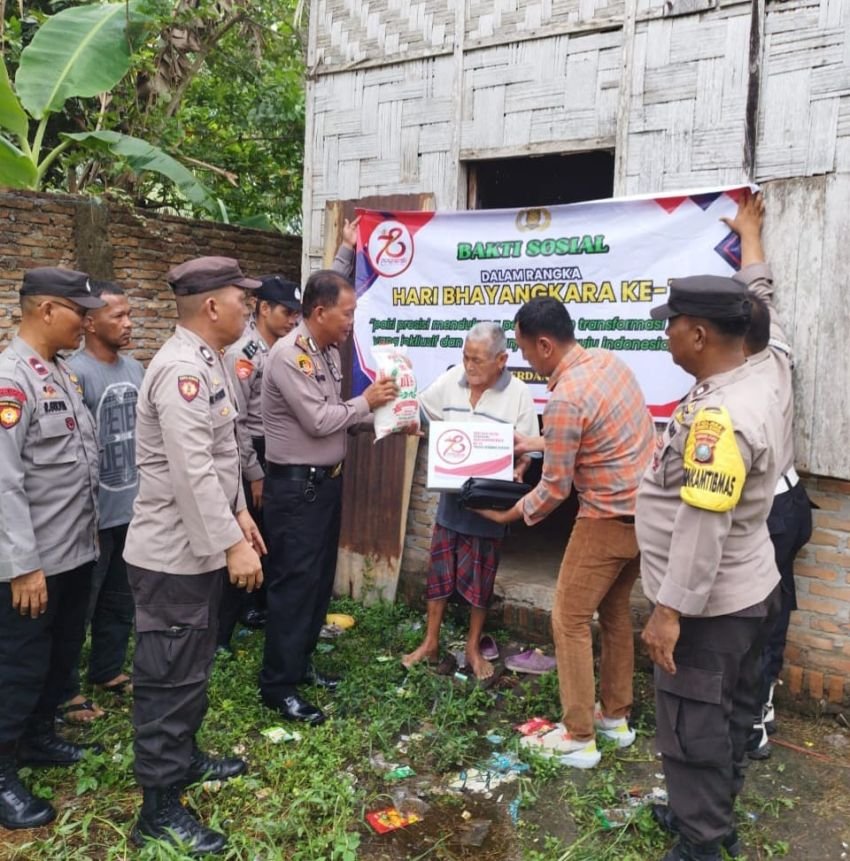 Sambut HUT ke-78 Bhayangkara, Polsek Tanjungberingin Gelar Baksos Beri Bantuan untuk Warga Kurang Mampu