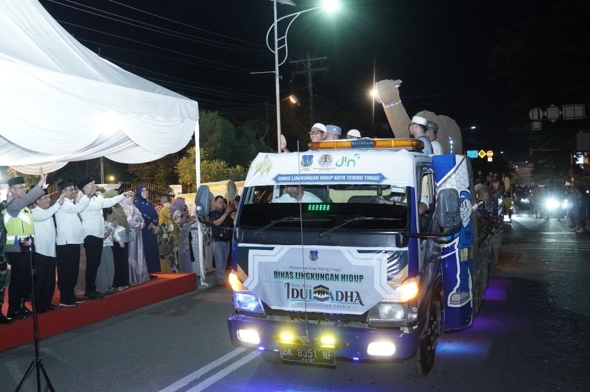 Mobil Hias dan Pejalan Kaki Ramaikan Takbir Keliling Malam Idul Adha 1445 H di Tebingtinggi
