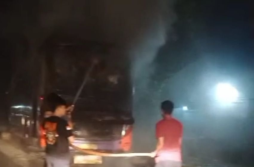 Bus BPP Terbakar di Jalinsum Aeknatas, Ini Kata Kadis Damkarmat Labura