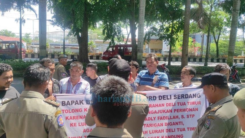 Warga Demo Kantor Bupati Deliserdang Minta Jabatan Lurah Delitua Timur Dievaluasi