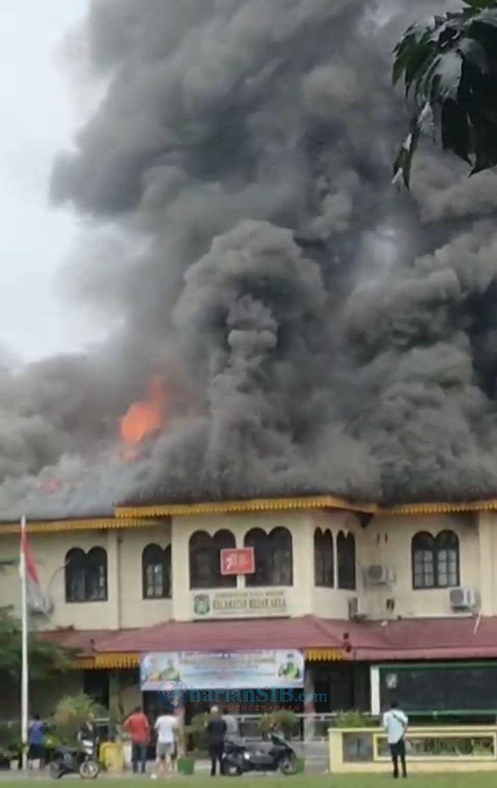 Kantor Camat Medan Area di Jalan Rahmadsyah Terbakar