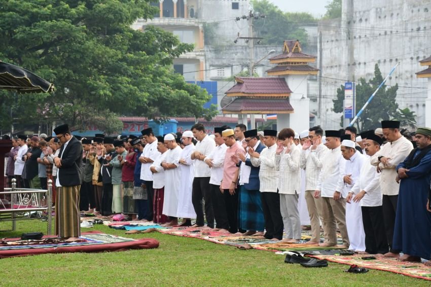 Pj Bupati Deliserdang dan Ribuan Umat Muslim Salat Idul Adha di Lapangan T Raja Muda