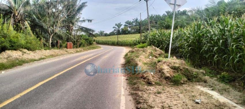 Tumpukan Tanah dari Pemeliharaan Jalan di Karo Ancam Keselamatan Pengendara